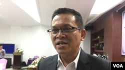 លោក ប៉ែន បូណា ប្រធាន​ក្លឹប​អ្នក​កាសែត​កម្ពុជា ប្រាប់​អ្នកសារព័ត៌មាន​ក្នុង​កិច្ចពិភាក្សា​តុមូល​ស្តីពី​ការប្រៀបធៀប​ស្ថានភាព​ប្រព័ន្ធ​ផ្សព្វផ្សាយ​នៅ​កម្ពុជា និង​បណ្តា​ប្រទេស​ក្នុង​តំបន់​អាស៊ាន នៅ​ថ្ងៃទី​១៦ ខែធ្នូ ឆ្នាំ​២០១៦។ (កាន់ វិច្ឆិកា/VOA)