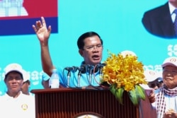 រូបឯកសារ៖ លោក​នាយករដ្ឋមន្ត្រី​ ហ៊ុន សែន ប្រធាន​គណបក្ស​ប្រជាជន​កម្ពុជា​ នៅក្នុង​ការដង្ហែក្បួន​ឃោសនា​ថ្ងៃចុងក្រោយ ក្នុង​រាជធានី​ភ្នំពេញ​ ថ្ងៃទី២ ​ខែ​មិថុនា​ ឆ្នាំ​២០១៧។ (ហ៊ាន សុជាតា/វីអូអេ)