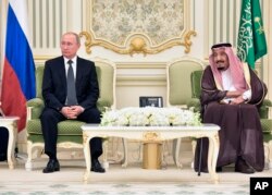 블라디미르 푸틴 러시아 대통령과 살만 사우디아라비아 국왕이 14일 사우디 리야드에서 회동했다.