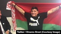 Diego Maradona, nommé président du Dinamo Brest pour trois ans, a remporté son premier trophée au Belarus le 9 mai 2018. (Twitter/Dinamo Brest)