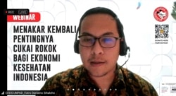 Peneliti Center for Economic and Development Studies, Universitas Padjajaran, Estro Darianto Sihaloho, menyebut belanja rokok selama pandemi justru meningkat. (Foto: VOA/Petrus Riski)