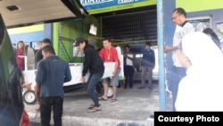 Kedatangan jenazah ke-75 tahun 2019 di Bandara Kupang, dijemput pegiat kemanusiaan. (Foto courtesy: Emy Sahertian)