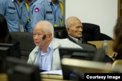 ជន​ជាប់​ចោទ ​ខៀវ​ សំផន​ និង​ នួន​ ជា​ ក្នុង​សាល​សវនាការ​មួយ​កាល​ពី​ឆ្នាំ​២០១៣។ (រូបថត​ផ្តល់​ឲ្យ​ដោយ Mark Peters/ECCC)