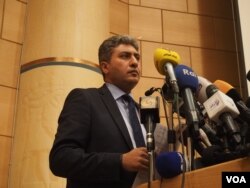 Egypt’s Civil Aviation Minister Sherif Fathy holds a press conference, May 19, 2016. (Hamada Elrasam/VOA)