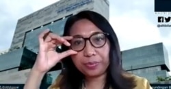 Direktur Perundingan Bilateral, Kementerian Perdagangan, Ni Made Ayu Marthini. (Foto: Screenshot/Sasmito Madrim/VOA) Kendati demikian, Ayu menjelaskan Indonesia masih menempati urutan kelima dibandingkan negara ASEAN lainnya untuk perdagangan dan investasi dengan Amerika Serikat. Urutan pertama ditempati Vietnam, disusul kemudian Malaysia, Thailand dan Singapura.