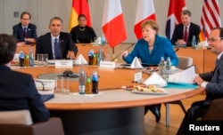 German Chancellor Angela Merkel sits at table with U.S. President Barack Obama, French President Francois Hollande (R) and Italian Prime Minister Matteo Renzi before their meeting in Schloss Herrenhausen in Hanover, Germany, April 25, 2016.
