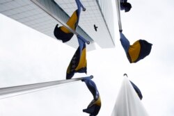 Zastave BiH ispred Vijeća ministara i Parlamenta BiH.