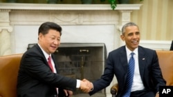 美国总统奥巴马和中国主席习近平在白宫椭圆形办公室握手（2015年9月25日）