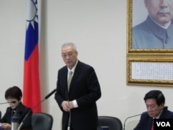 国民党代理主席吴敦义听取报告后做主席裁示（美国之音许波拍摄）