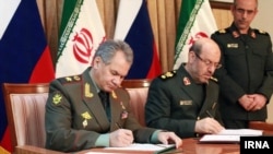 Rusiya müdafiə naziri Sergey Şoyqu və iranlı həmkarı Hüseyn Dehqan