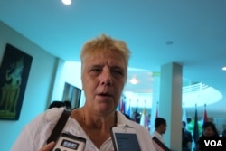 ​អ្នកស្រី​ ​Edith​ ​Van​ ​Wijingaaden​ ​តំណាង​ប្រចាំ​ប្រទេស​នៃ​អង្គការ​ ​Humanity​ ​and​ ​Inclusion​ ​និយាយ​ជាមួយ​អ្នកសារព័ត៌មាន​ក្នុង​កិច្ចពិភាក្សា​ពិគ្រោះ​យោបល់​ជាលើកដំបូង​ ​ជាមួយ​ក្រសួង​ការបរទេស​កម្ពុជា​ ​នៅ​ថ្ងៃទី២៩​ ​ខែមករា​ ​ឆ្នាំ២០១៩នេះ។​