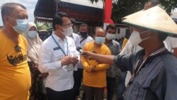 Bupati Sigi Irwan Lapata memberikan penjelasan kepada wartawan terkait perkembangan perbaikan irigasi gumbasa yang diperkirakan hingga 2024. Rabu, 7 April 2021. (Foto: VOA/Yoanes Litha)