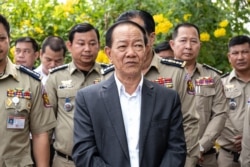 លោក ចាន់ គីមសេង អគ្គនាយក​នៃ អគ្គនាយកដ្ឋាន​ពន្ធនាគារ​ ចូលរួមក្នុងកម្មវិធីទទួល​អំណោយ​ពី​កាកកបាទក្រហម​អន្តរជាតិ​នៅ​មណ្ឌល​អប់រំ​កែប្រែទី​០១ ខណ្ឌ​ដង្កោ ក្នុង​រាជធានី​ភ្នំពេញ ប្រទេស​កម្ពុជា​កាលពី​ថ្ងៃទី០៩ ខែមេសា​ ឆ្នាំ២០២០។(ទុំ ម្លិះ/VOA)