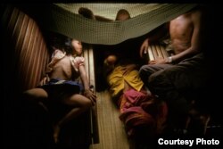 ជនភៀសខ្លួន​កំពុង​ធ្វើ​មាតុភូមិ​និវត្តន៍​ពី​ប្រទេស​ថៃ តាម​ផ្លូវ​ឆ្ពោះ​មក​ទីក្រុង​ភ្នំពេញ​តាម​រយៈ​រថភ្លើង​ដំបូង​ដែល​បាន​រៀបចំ​ដោយ​ឧត្តម​ស្នងការ​អង្គការ​សហ​ប្រជាជាតិ​សម្រាប់​ជនភៀសខ្លួន នៅ​ខែមីនា ឆ្នាំ១៩៩៣។ (រូបថតដោយ៖ Tim Page)