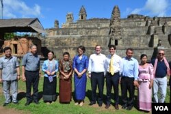 (ទី​បី​ពី​ខាង​ឆ្វេង) រដ្ឋមន្រ្តី​ក្រសួង​វប្បធម៌ និង​វិចិត្រ​សិល្បៈ​ លោកស្រី​ភឿង​ សកុណា តំណាង​មួយ​រូប​មក​ពី​មូលនិធិ​វប្បធម៌​ពិភពលោក (WMF) និង​លោក​ភារធារី​ Michael Newbill នៃ​ស្ថានទូត​អាមេរិក​ប្រចាំ​កម្ពុជា ចូលរួម​ក្នុង​ពិធី​ប្រារព្ធ​ខួប​លើក​ទី​ ៣០​ នៃ​កិច្ចសហប្រតិបត្តិការ​រវាង​រដ្ឋាភិបាល​អាមេរិក​ និង​រដ្ឋាភិបាល​កម្ពុជា។ (ណឹម សុភ័ក្រ្តបញ្ញា/VOA)