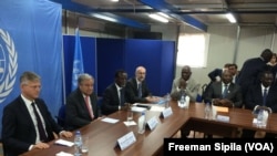 Reunion avec la société civile et la plateforme religieuse en la présence d'Antonio Guterres, à Bangui, Centrafrique, le 26 octobre 2017. (VOA/Freeman Sipila)