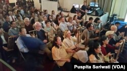 Penonton diberi kesempatan mencoba bermain angklung.