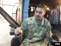 고펄 싱 의무담당 부사관이 부상당한 북한 군인에게 응급처치한 흉곽 감압 시술용 바늘을 들고 있다.