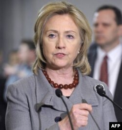 Klinton bugun BMT Inson Huquqlari Kengashida so'zlar ekan, "Qaddafiy ketishi kerak" dedi