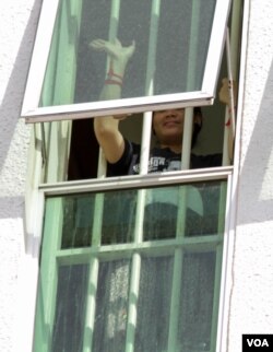 អ្នកស្រី​ទេព វន្នី ​អ្នកតំណាងសហគមន៍បឹងកក់បក់ដៃ​ពី​បង្អួច​តុលាការ​តំបូង​ខណៈពេលដែល​អ្នកស្រី​ត្រូវ​តុលាការ​សាកសួរ​អំពី​ការធ្វើ​យុទ្ធនាការ​«​ថ្ងៃ​ច័ន្ទ​ពណ៌ខ្មៅ»ដោយសាលាតំបូង​រាជធានី​ភ្នំពេញនៅ​ថ្ងៃ​ពុធ ទី​១៧ ខែ​សីហា ឆ្នាំ​២០១៦។​ អ្នកតំណាងសហគមន៍បឹងកក់​ចំនួន​ពីរ​រូប​ត្រូវចាប់ខ្លួន​ខណៈពេល​ធ្វើយុទ្ធនាការ​«​ថ្ងៃ​ច័ន្ទ​ពណ៌ខ្មៅ» កាលពី​ថ្ងៃ​ច័ន្ទ ទី​១៥ ខែ​សីហា កន្លងទៅ​នេះ។(ឡេង​ ឡែន/VOA)។ (ឡេង​ ឡែន/VOA)