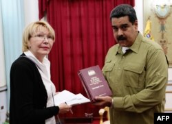 Venezuelan President Nicolas Maduro (R) talks with Attorney General Luisa Ortega Diaz during a meeting at Miraflores presidential palace in Caracas, April 1, 2017.