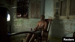 İctimai nəqliyyat işçisi Rafel Amoro kimi dövlət sektorunda çalışan əksər insanların aylıq maaşları 20 ABŞ dolları civarında olur.