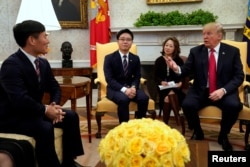 도널드 트럼프 미국 대통령이 2일 다양한 분야에서 활동하는 탈북민들을 백악관으로 초청해 환담했다.