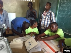 Voting in Haiti, Oct. 25, 2015. (J. Belizaire/VOA)
