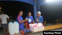 台湾渔民在太平岛码头上享用驻岛人员提供的餐食(台湾海巡署提供)