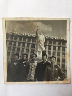 文革期间，胡平（左二）和成都十九中同学合影