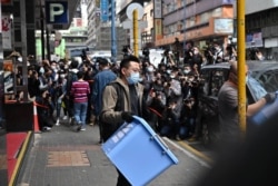 港警搜查立场办公室，带走多箱证物。（2021年12月29日）