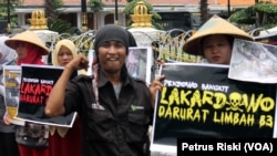 Warga Desa Lakardowo menyatakan desanya darurat limbah B3 (Foto :VOA/Petrus Riski).