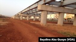 Le viaduc de la VDN 2 construit sur le site des anciens terrains de football, à Dakar, le 24 septembre 2017. (VOA/Seydina Aba Gueye)