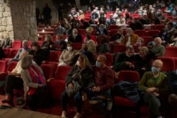 Para penonton yang sudah diperbolehkan masuk setelah menunjukkan "paspor hijau", menunggu dimulainya pertunjukan di Khan Theater, Yerusalem, Selasa, 23 Februari 2021. (Foto: dok).