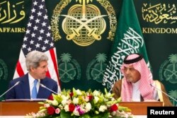 U.S. Secretary of State John Kerry (L) attends a news conference with Saudi Arabia's Foreign Minister Saud bin Faisal bin Abdulaziz al-Saud in Riyadh, March 5, 2015.