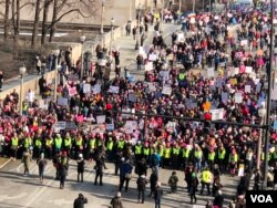 Marchers gather in the Grant Park area of Chicago, Jan. 20, 2018. (K. Farabaugh/VOA)