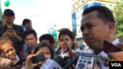 លោក​ កែម ឡី​ អ្នក​វិភាគ​សង្គម​កម្ពុជា ផ្តល់​បទសម្ភាសន៍​ជូន​អ្នក​សារព័ត៌មាន​អំពី​ករណី​ស្នេហា​លួចលាក់​របស់​លោក​ កឹម​ សុខា កាលពី​អង្គារ ទី១៩ ខែមេសា ឆ្នាំ២០១៦។ (ហ៊ុល រស្មី/VOA)