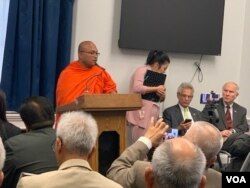 ព្រះតេជគុណ ប៊ុត ប៊ុនតិញ ដែល​ជា​ព្រះសង្ឃ​តស៊ូមតិ និមន្ត​ចូលរួម​ថ្លែងការណ៍​ក្នុង​ពិធី​ប្រារព្ធ​ខួបលើក​ទី២៨ នៃ​សន្ធិសញ្ញា​សន្តិភាព​ទីក្រុង​ប៉ារីស​នៅ​វិមាន​រដ្ឋសភា​អាមេរិក​កាលពី​ថ្ងៃចន្ទ ទី២១ ខែតុលា ឆ្នាំ២០១៩។ (សុខ ខេមរា/VOA)