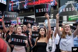 지난 2017년 7월 미국 뉴욕에서 도널드 트럼프 대통령의 성전환자 군복무 금지 방침에 반대하는 시위가 열렸다.