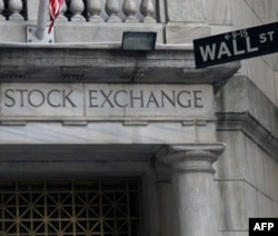 Uoll Strit (Wall Street) - Nyu-Yorkda qimmatbaho qog'ozlar bozori joylashgan ko'cha. Sarmoya va savdo sohasi haqida gap ketsa, mana shu yer nazarda tutiladi.