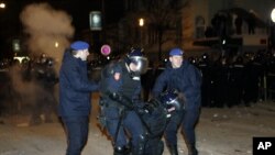 Policajci nose povređenog kolegu ispred tadašnje zgrade američke ambasade u Beogradu, 17. februar 2008. godine