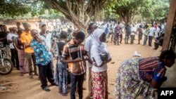 Des électeurs font la queue dans un centre de vote installé dans une école primaire publique de Lomé, lors des élections présidentielles, Togo, le 22 février 2020.