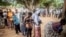 Des électeurs font la queue dans un centre de vote installé dans une école primaire publique de Lomé, lors des élections présidentielles, Togo, le 22 février 2020.