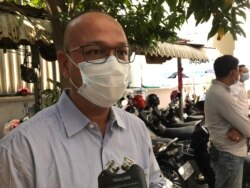 លោក​មឿន តុលា​ នាយកប្រតិបត្តិនៃអង្គការ​សង់ត្រាល់ ថ្លែង​ជាមួយ​វីអូអេ នៅទីក្រុង​ភ្នំពេញ​ ថ្ងៃទី​១០​ ខែធ្នូ ឆ្នាំ​ ២០២០។ (ហ៊ុល រស្មី/វីអូអេ)