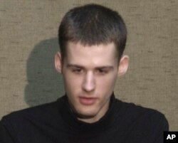 북한에 억류된 미국인 관광객 2명이 처음으로 카메라 앞에 모습을 드러냈다. 매튜 토드 밀러 씨가 1일 미국 `APTN' 과의 인터뷰에서 미국 정부가 석방을 위해 적극적으로 개입해 달라고 요청하고 있다.