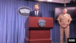 演员巴特勒与海军中将罗格2018年10月15日在五角大楼见记者（美国国防部照片）