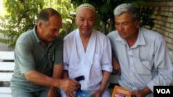 Abdulla OripovTojikistonlik shoir Jamshed va yozuvchi Hakim Zokir bilan