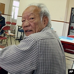 邱先生(前)称部分解禁造成村民更多不便