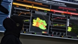 Seorang petugas memperhatikan informasi terkait corona di Jabar Command Center, Selasa (10/3). (Courtesy: Humas Jabar)