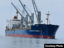 កប៉ាល់​យក្ស​ពីរគ្រឿង​ កំពុង​ចត​ទល់​មុខ​ឃុំព្រែកខ្សាច់ ខេត្ត​កោះកុង ដែល​គេ​សង្ស័យ​ថា ដឹក​ខ្សាច់​ស៊ីលីកា នាំចេញ​ទៅ​ក្រៅ​ប្រទេស។ (រូបថតដោយ ចលនា​មាតា​ធម្មជាតិ)